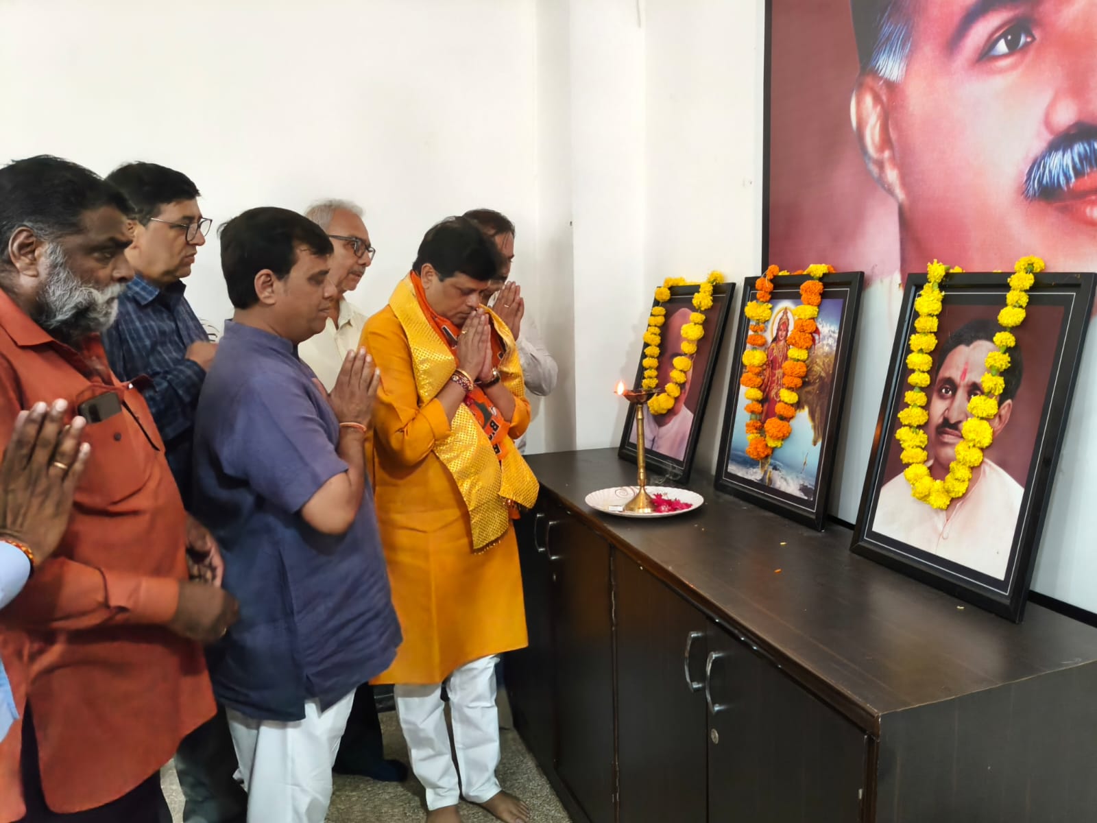 प्रदर्शनी के शुभारंभ अवसर पर भाजपा पदाधिकारियों ने दीप प्रज्ज्वलन कर पुष्प अर्पित किए।