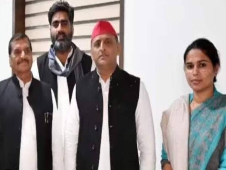 यह तस्वीर पहले की है, जिसमें पूजा पाल अखिलेश यादव और शिवपाल यादव के साथ में है।