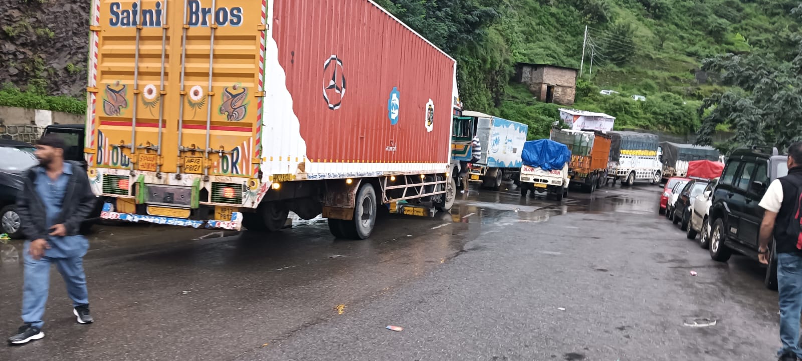 शिमला के उप नगर ढली के दक्षिणेश्वरी मंदिर के पास लैंडस्लाइड से जाम में फंसी गाड़ियां