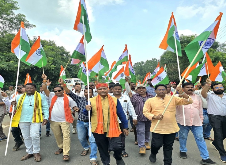 Har Ghar Tiranga 2025 : छत्तीसगढ़ बीजेपी का ‘हर घर तिरंगा’ अभियान, 50 लाख घरों में तिरंगा फहराने का लक्ष्य 12 मंत्री केदार कश्यप तिरंगा झंडे के साथ।