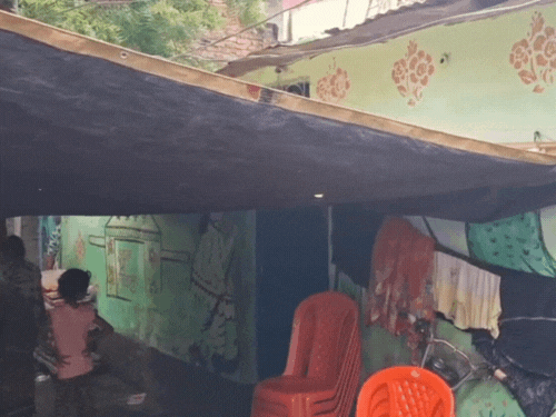 यह रजत का घर है। सभी लोगों का रो-रोकर बुरा हाल है।