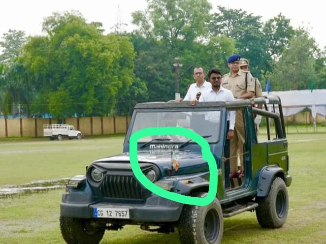 तिरंगा उलटा लगे रहने पर SP ने नोटिस जारी किया है।