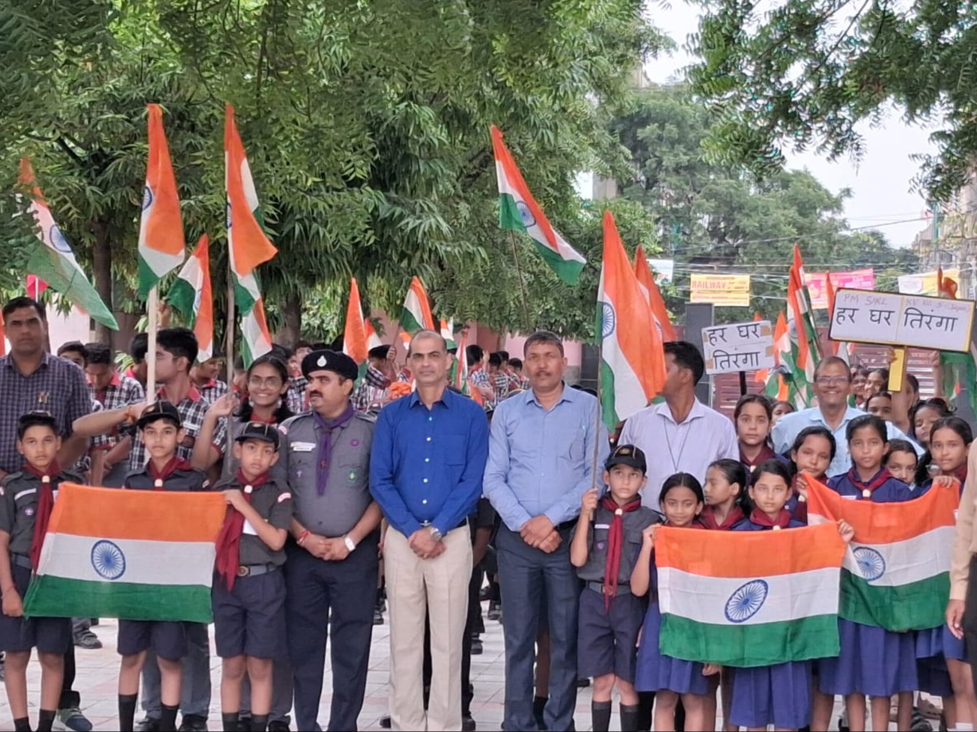 विद्यालय के प्राचार्य राघवेंद्र लालसंतानियां ने तिरंगा लहराकर रैली को रवाना किया।