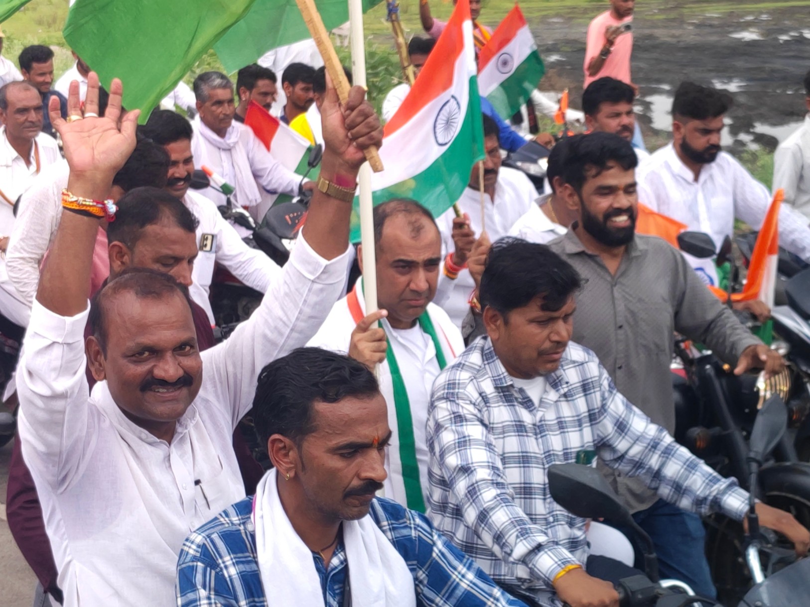 लोग अपने हाथों में तिरंगा लेकर यात्रा में पहुंचे लोग।