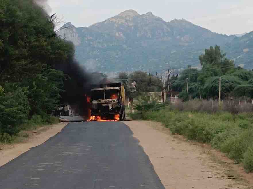 गुस्साए लोगों ने डंपर को आग के हवाले कर दिया।