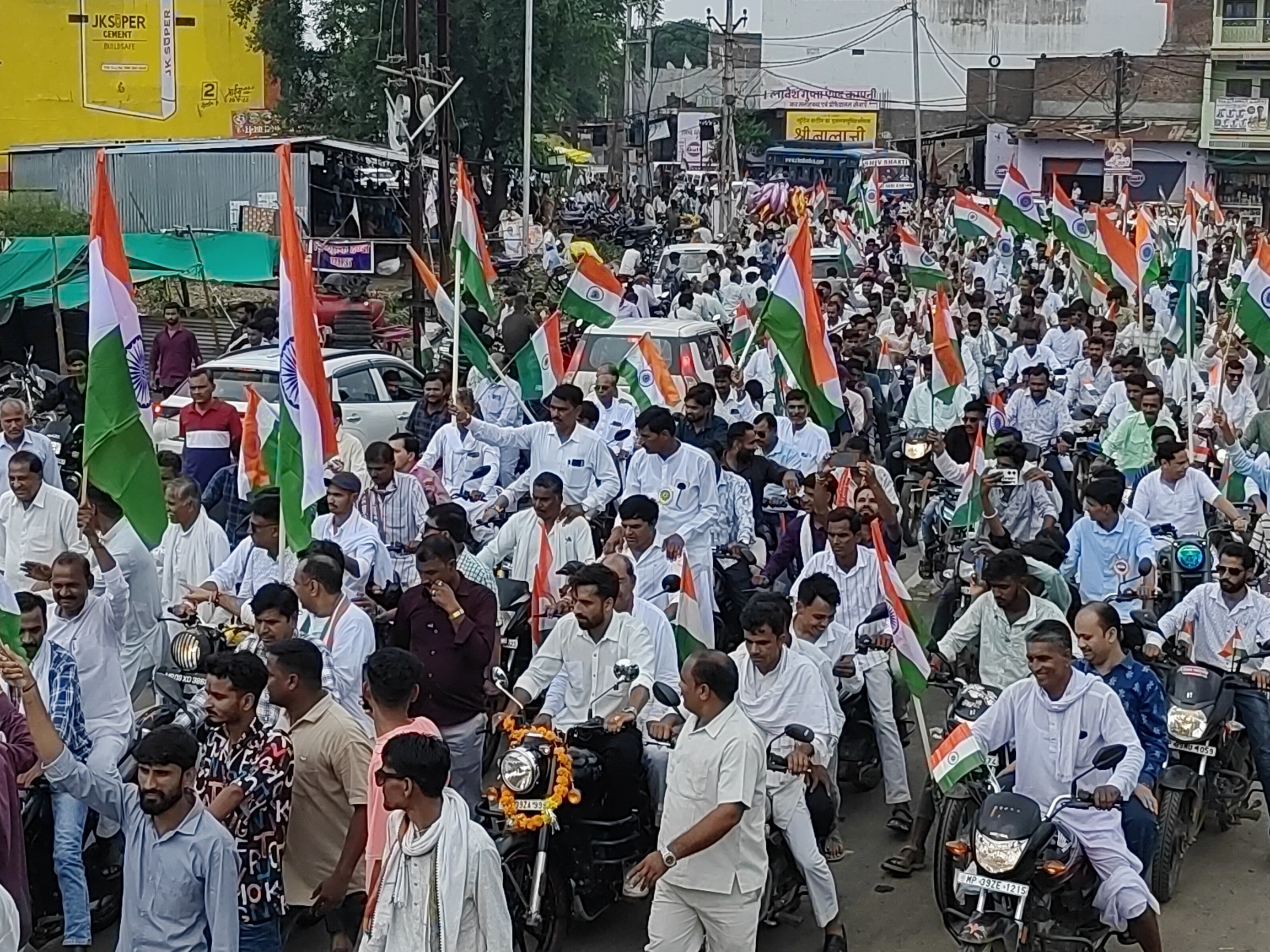 यात्रा में बड़ी संख्या में लोग शामिल हुए।