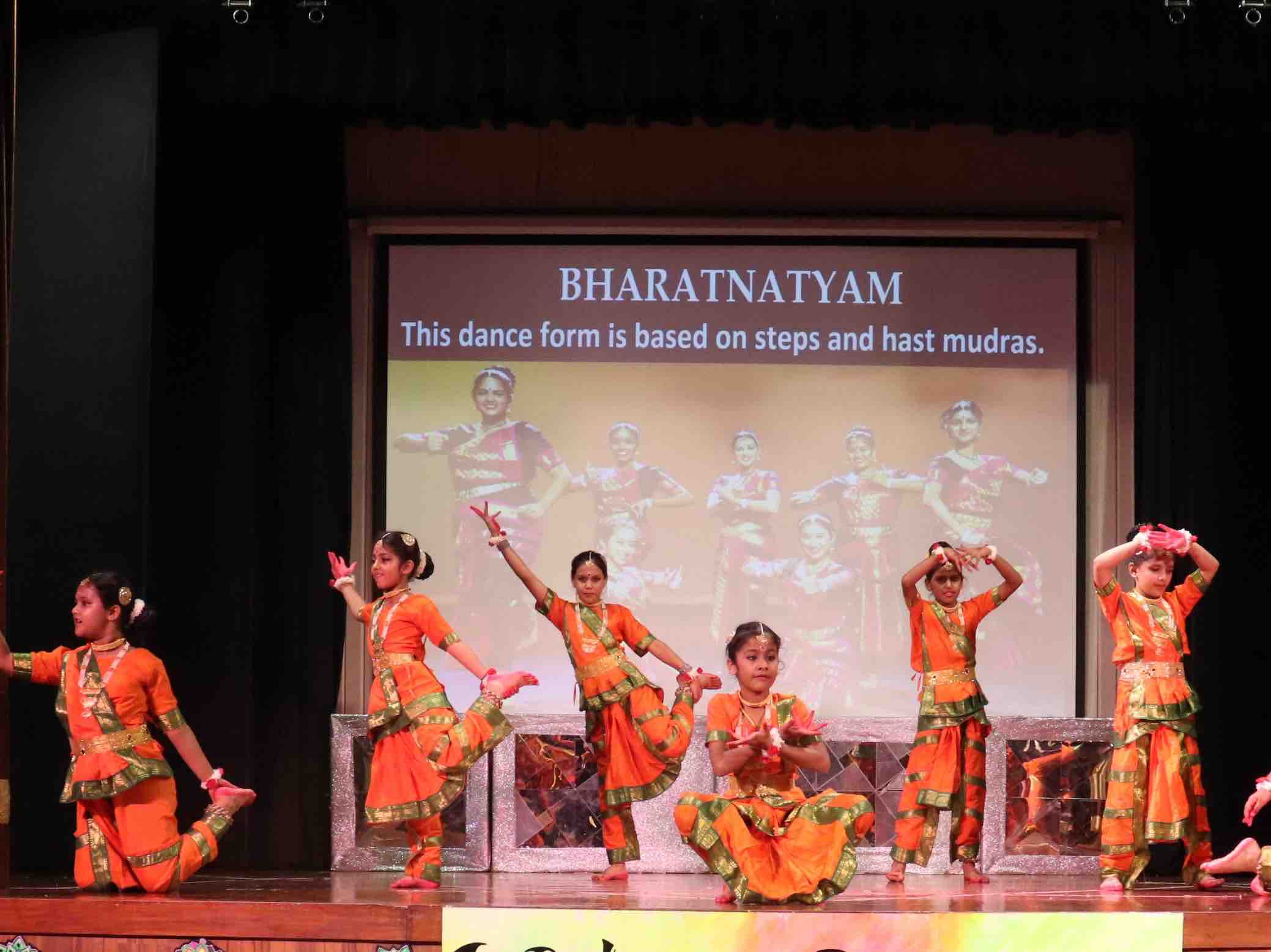 छात्रों ने नृत्य और नाटक के माध्यम से भारत की समृद्ध सांस्कृतिक विरासत को दर्शाया।