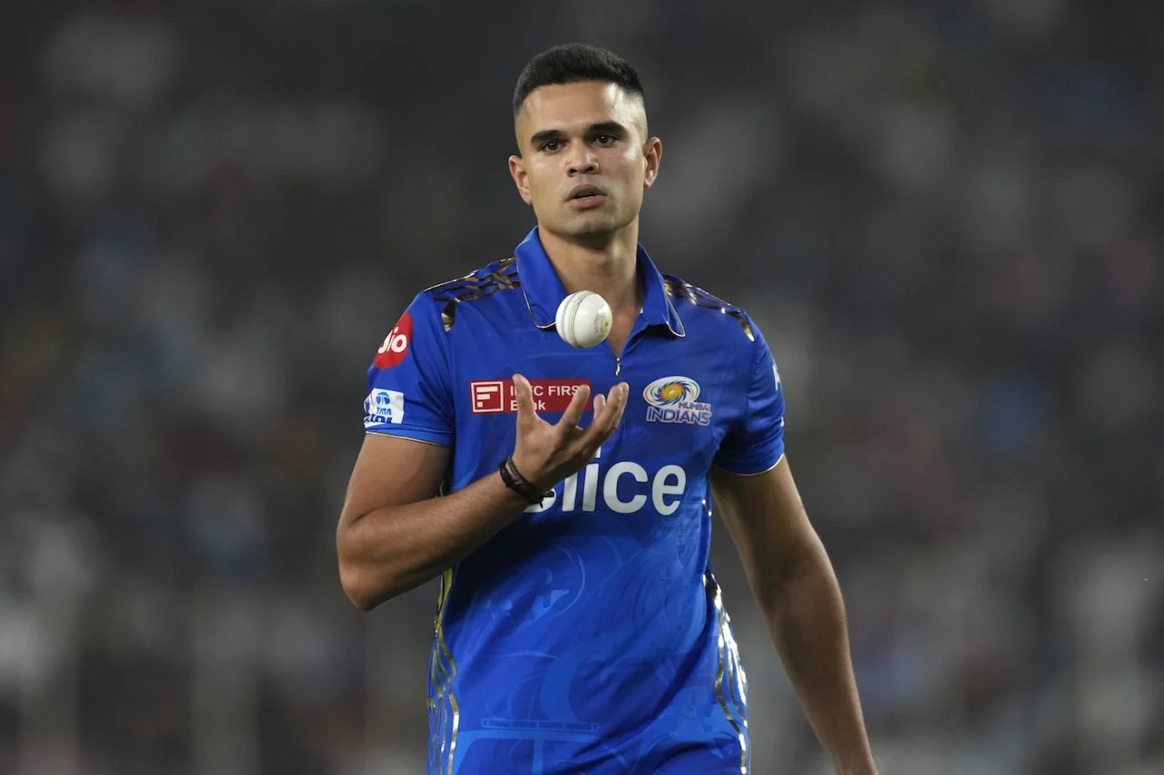 अर्जुन IPL में वे मुंबई इंडियंस की ओर से खेलते हैं।