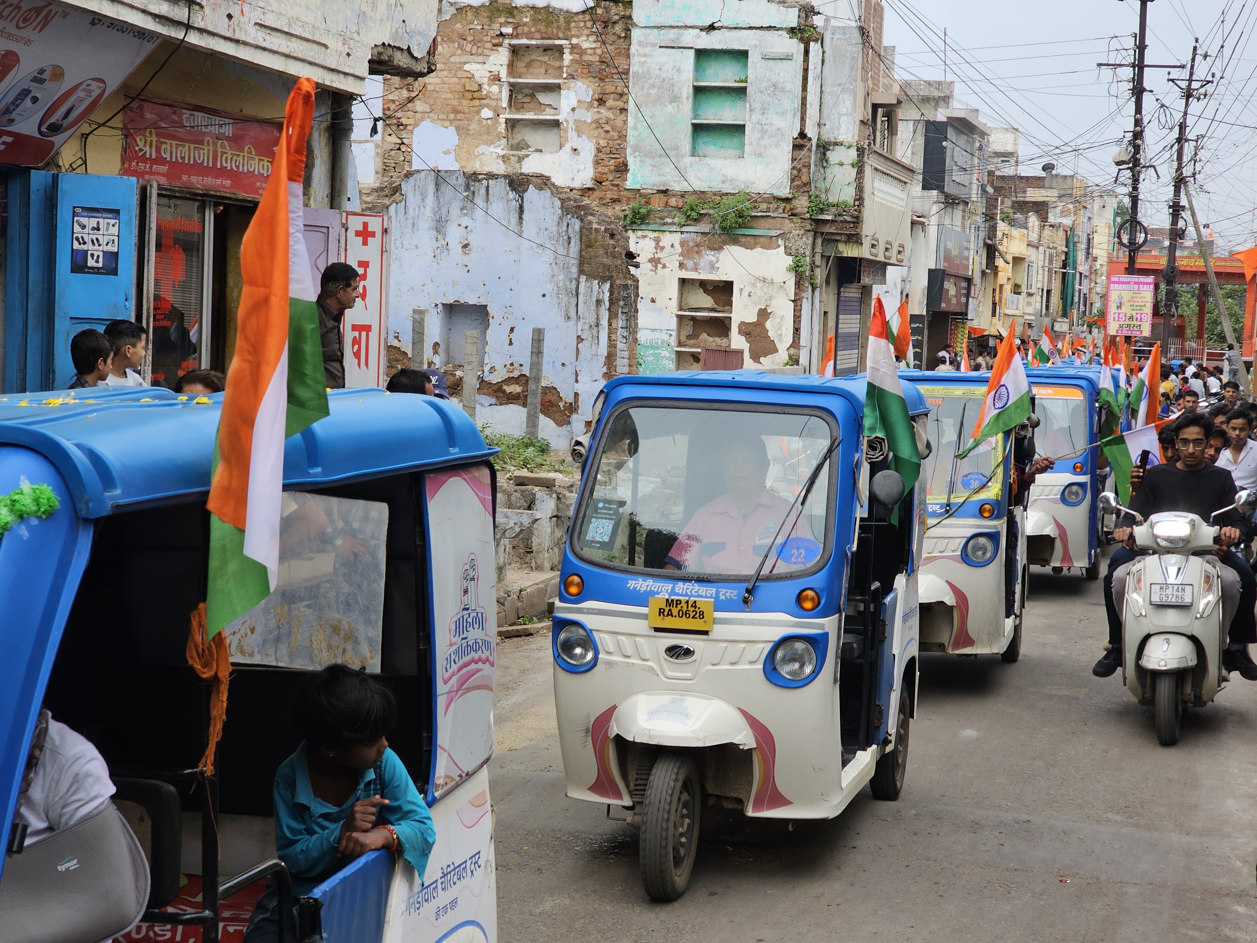 ऑटो पर तिरंगा लगाकर यात्रा निकाली गई।