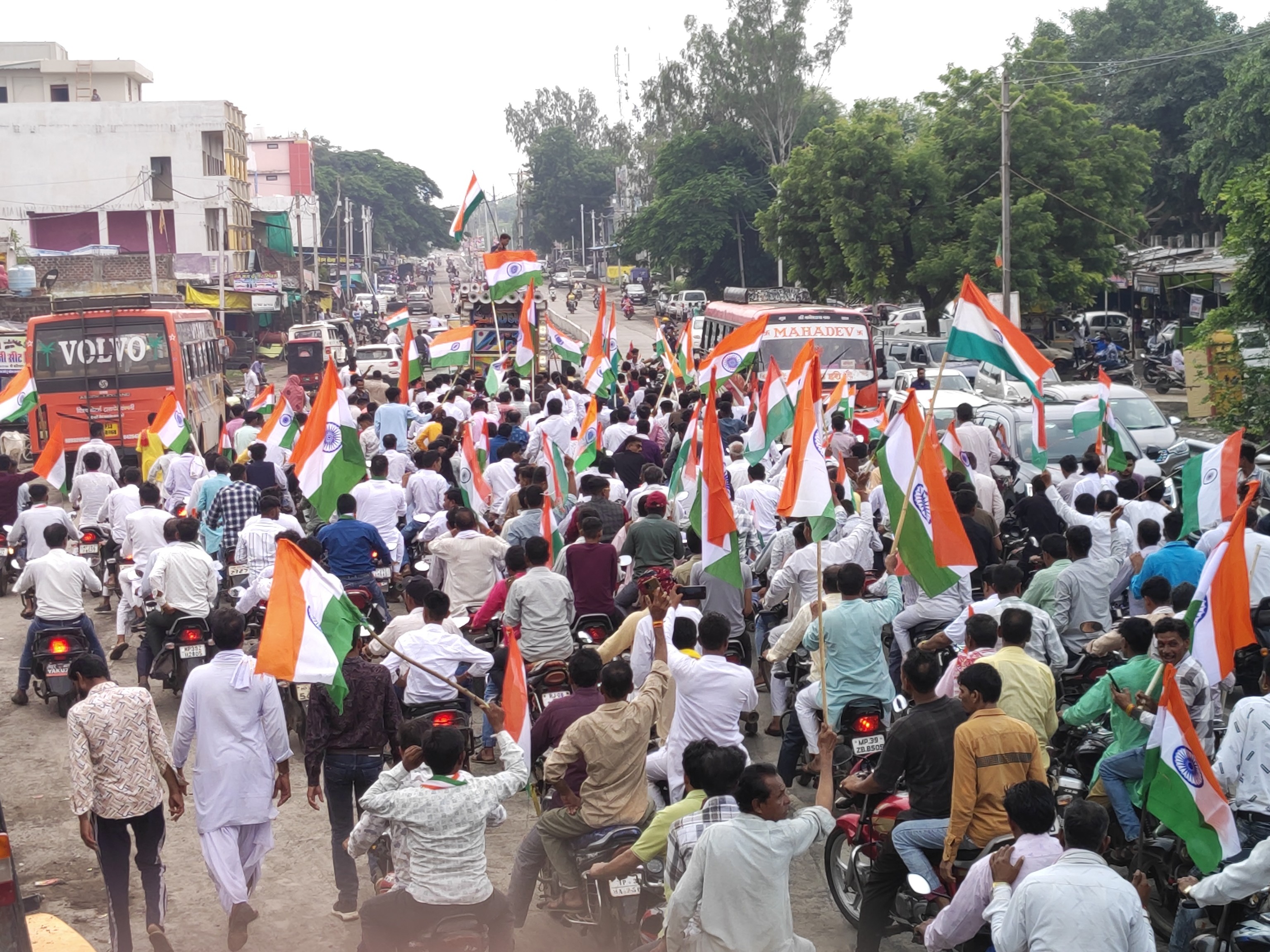 शहर के मुख्य मार्गों से तिरंगा यात्रा निकाली गई।