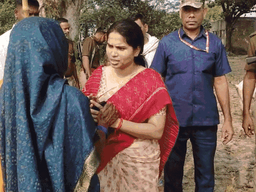 यह तस्वीर 9 महीने पहले की है, जब फूलपुर उपचुनाव में पूजा पाल भाजपा के लिए प्रचार कर रही थीं।