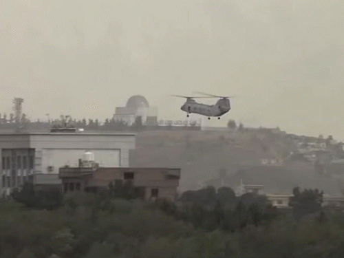 अमेरिका ने अपने डिप्लोमैट्स को काबुल से निकालने के लिए स्पेशल प्लेन भेजा था।