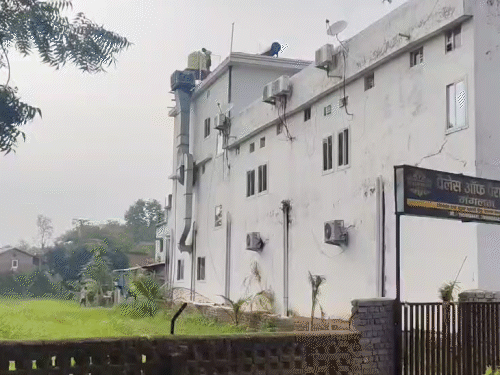 पुलिस और परिजन युवती को करीब एक घंटे तक समझाते रहे, लेकिन उसने किसी की नहीं सुनी।