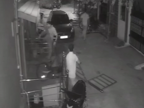 घर के बाहर लगी रेलिंग उखाड़ी।