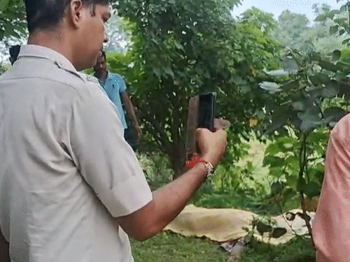 जहां लाश मिली वहां मौके पर पहुंचकर पुलिस ने जानकारी जुटाई।