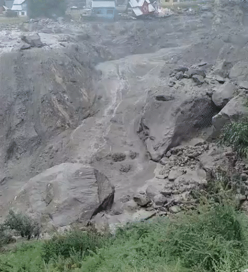 चशोटी गांव में गुरुवार को बादल फटने के बाद मलबे में कई घर बह गए।