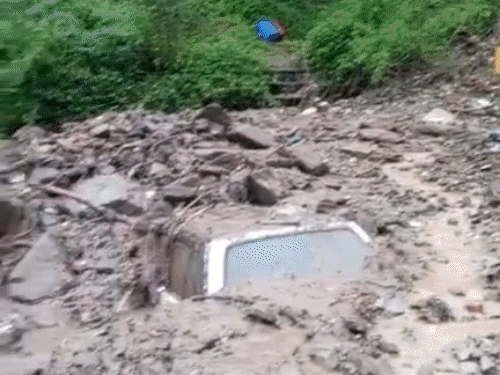 हिमाचल प्रदेश के कोटखाई में कल देर रात बादल फटने से मलबा गिर गया, जिससे एक पेट्रोल पंप का आधा हिस्सा और वहां खड़े वाहन दब गए।
