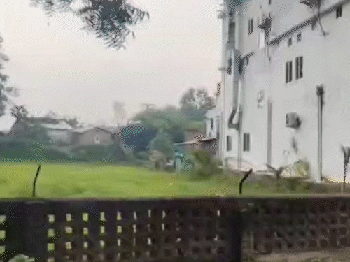 युवती ने होटल की तीसरी मंजिल से छलांग लगा दी, सिर फटने से उसकी हालत गंभीर बनी हुई है।