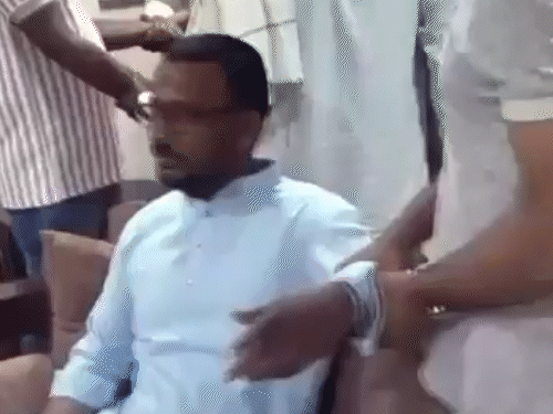 फोटो 4 मई का है, जब विधायक जयकृष्ण पटेल को एसीबी टीम ने अरेस्ट किया था।