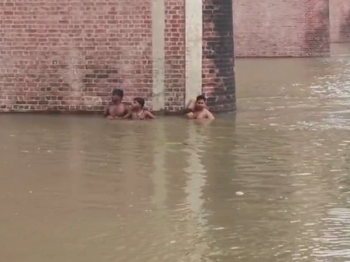 गोमती के पुल के नीचे मिथिलेश और उसके बच्चों की सुबह से ही गोताखोर तलाश कर रहे थे।