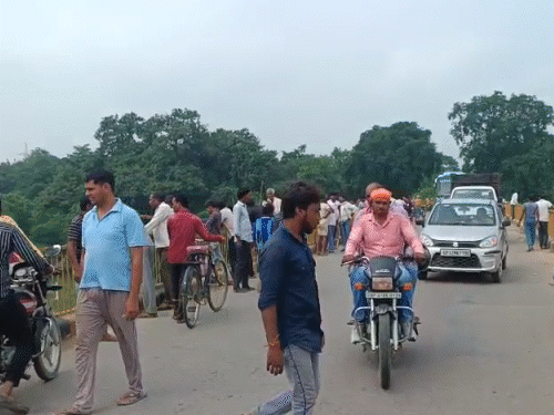 पुल पर आने जाने वाले राहगीरों की भीड़ जुटी रही।