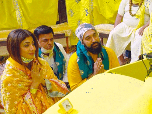 राज कुंद्रा प्रेमानंद महाराजांना म्हणाले- माझी किडनी घ्या: शिल्पा शेट्टीने विचारले- मी राधा नाम जप कसा करू; संताने दोघांना दिले उत्तर शिल्पा शेट्टीने हात जोडून संत प्रेमानंदांना विचारले- आपण आयुष्यात काय केले पाहिजे.