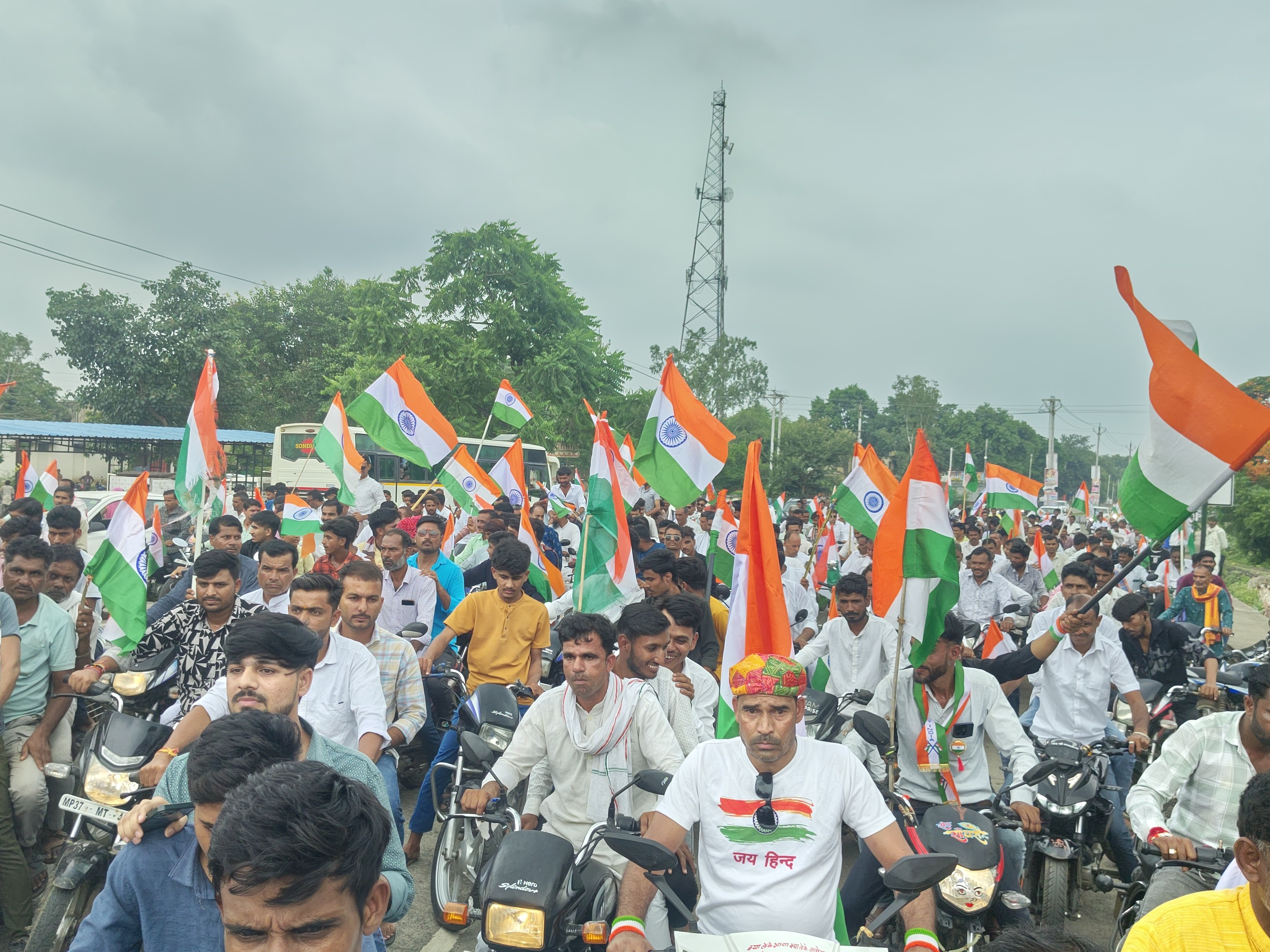 बताया गया है कि यात्रा में करीब 3 हजार लोग पहुंचे।