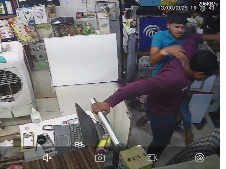 इसके बाद आरोपी दुकान में घुसकर मारपीट करने लगे।