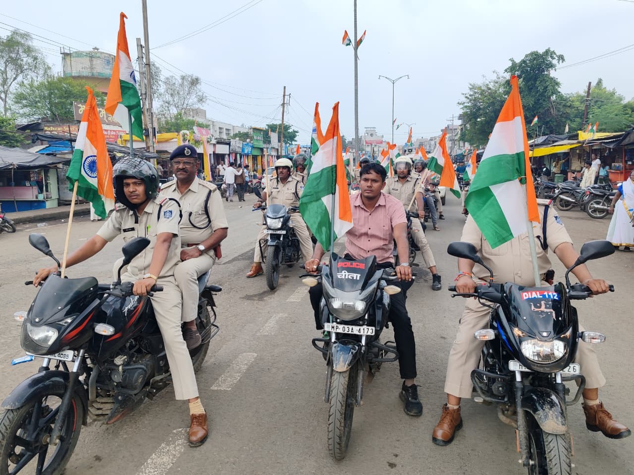 पुलिस के कर्मचारियों ने मुख्य मार्ग पर वाहनों पर तिरंगा लगाकर यात्रा निकाली।
