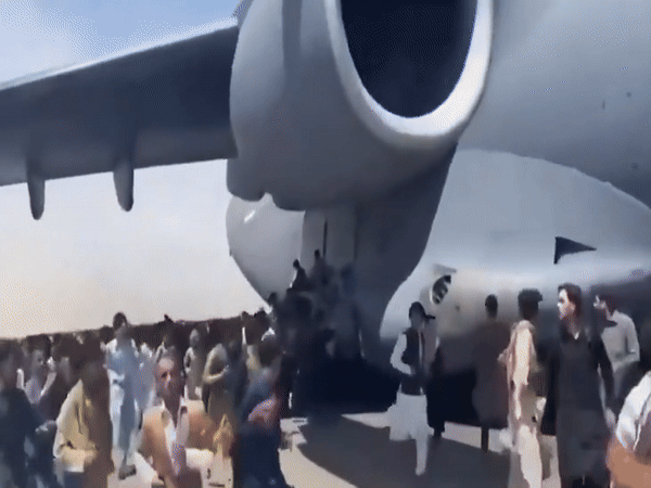 प्लेन में जगह नहीं मिलने पर कुछ लोग प्लेन के पहिए पर चढ़ गए थे। इस दौरान कुछ हादसे का शिकार हो गए।