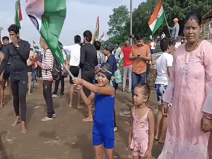 जबलपुर में 6 साल की प्रज्ञा नर्मदा नदी में आयोजित तिरंगा यात्रा में शामिल हुई।