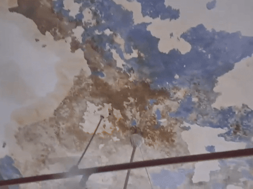 घटना वाले कक्ष की छत के हालात।