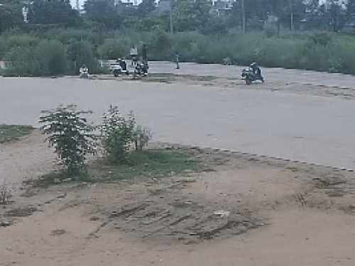 सड़क पर बैठी महिला सत्या देवी को तेजरफ्तार कार ने मारी टक्कर। - Dainik Bhaskar