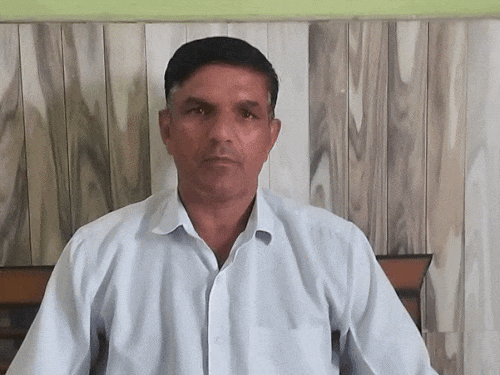 Sarpanch Ravindra Singh Bankura giving information about solar pump.