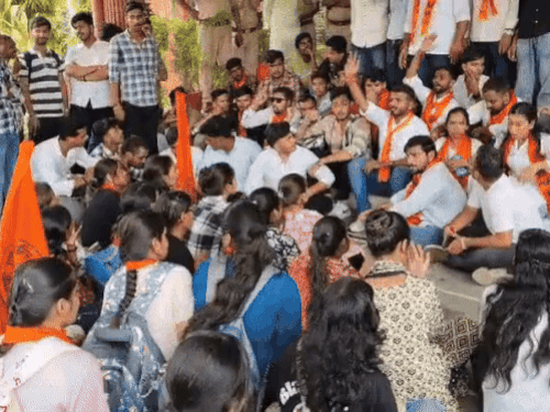 करीब आधे घंटे तक वीसी चेंबर के बाहर धरने पर बैठे रहे।