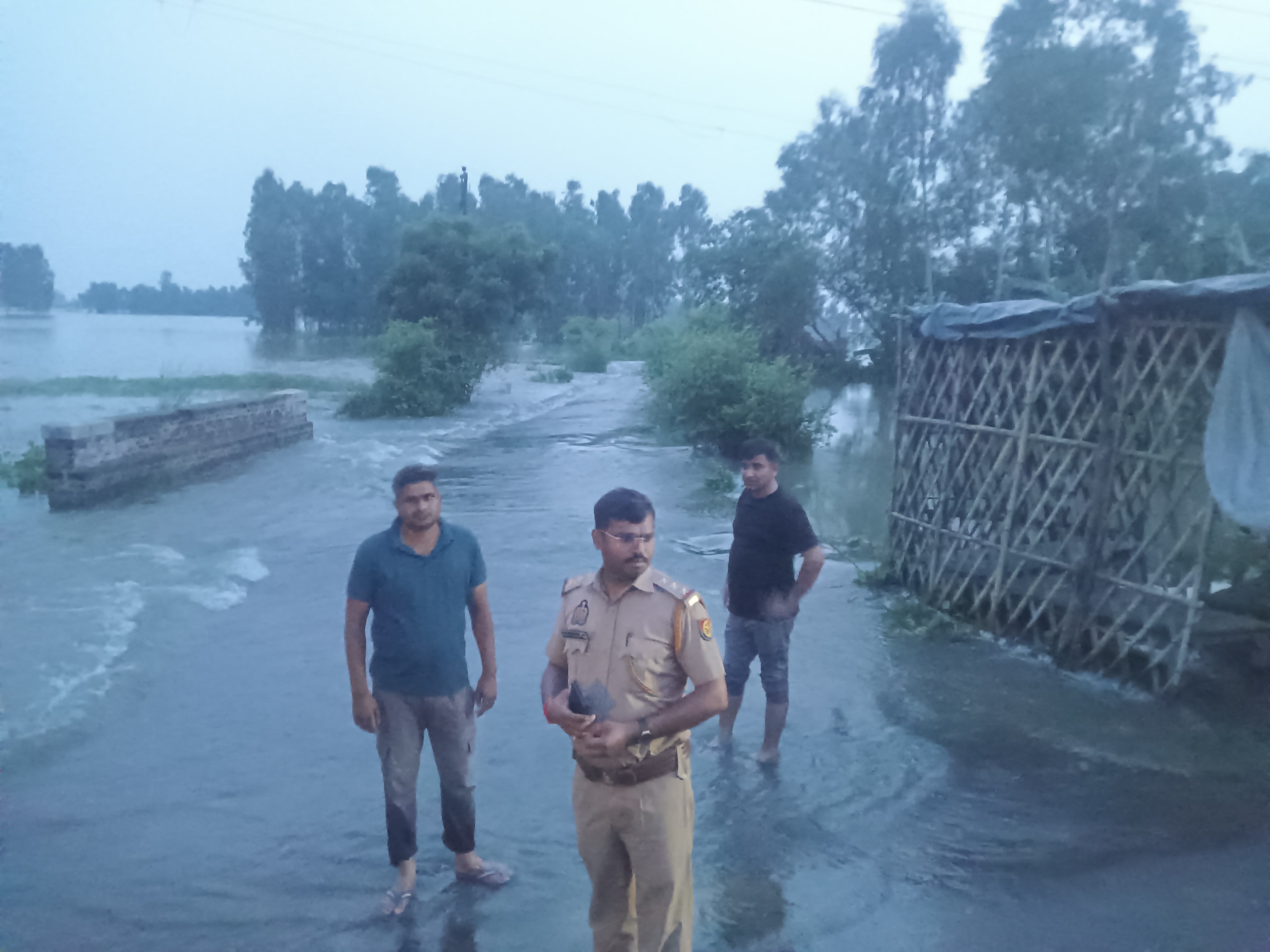 घटनास्थल पर मौजूद पुलिस।