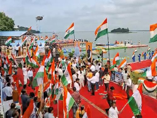 भोपाल में तिरंगा यात्रा के लिए सुबह से ही लोग बोट क्लब पर जुटने लगे।