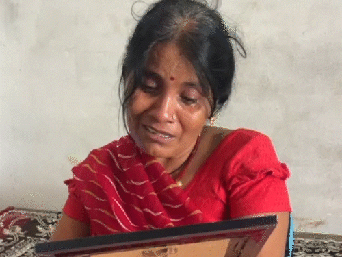 सौरभ की मां शीतला तिवारी बेटे की तस्वीर को गले से लगाकर रोती रहती हैं।