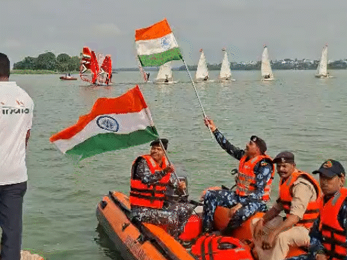 भोपाल में बोट क्लब पर तिरंगा यात्रा में पुलिसकर्मी भी शामिल हुए हैं।