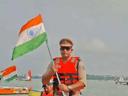 भोपाल में पुलिस अफसर बोटिंग के दौरान तिरंगा लहराते हुए नजर आए।