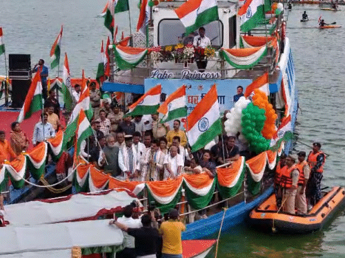 भोपाल में सीएम ने बड़ा तालाब पर बोट पर जनता को संबोधित किया।