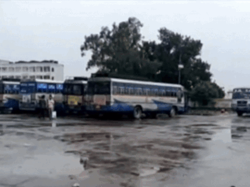 पंजाब में किलोमीटर स्कीम वाली बसें व प्राइवेट बसें ही चल रही हैं। - Dainik Bhaskar