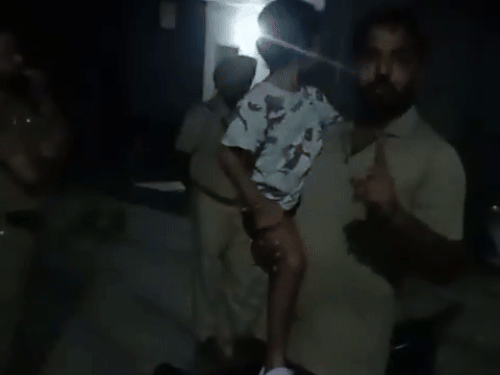 बेरोजगार पीटी मास्ट अध्यापक यूनियन के नेता अपने हाथ में बच्चे को थामे हुए अपनी बात रखते हुए। - Dainik Bhaskar