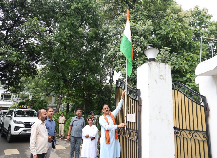 Har Ghar Tiranga 2025 : छत्तीसगढ़ बीजेपी का ‘हर घर तिरंगा’ अभियान, 50 लाख घरों में तिरंगा फहराने का लक्ष्य 16 मंत्री श्याम बिहारी जायसवाल ध्वजारोहण करते हुए।