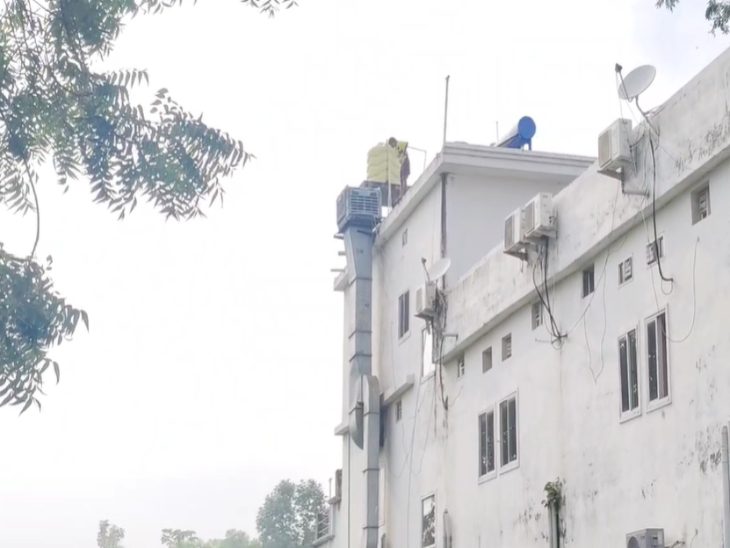 परिजनों ने बताया कि बेटी मानसिक रूप से कमजोर है। पिता के साथ वह अक्सर काम पर आती थी।