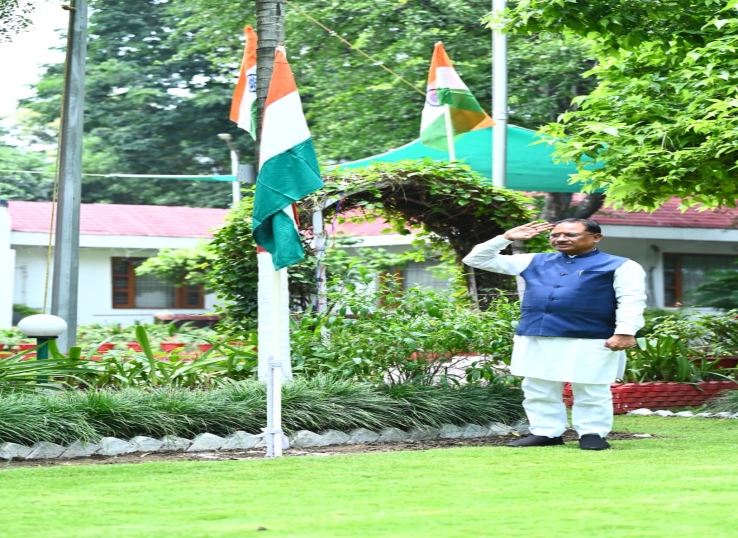 Har Ghar Tiranga 2025 : छत्तीसगढ़ बीजेपी का ‘हर घर तिरंगा’ अभियान, 50 लाख घरों में तिरंगा फहराने का लक्ष्य 9 ध्वजारोहण के बाद सीएम साय तिरंगे को सलामी देते हुए।