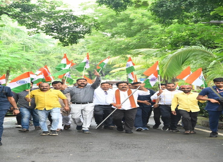 Har Ghar Tiranga 2025 : छत्तीसगढ़ बीजेपी का ‘हर घर तिरंगा’ अभियान, 50 लाख घरों में तिरंगा फहराने का लक्ष्य 11 डिप्टी सीएम विजय शर्मा तिरंगे झंडे के साथ।