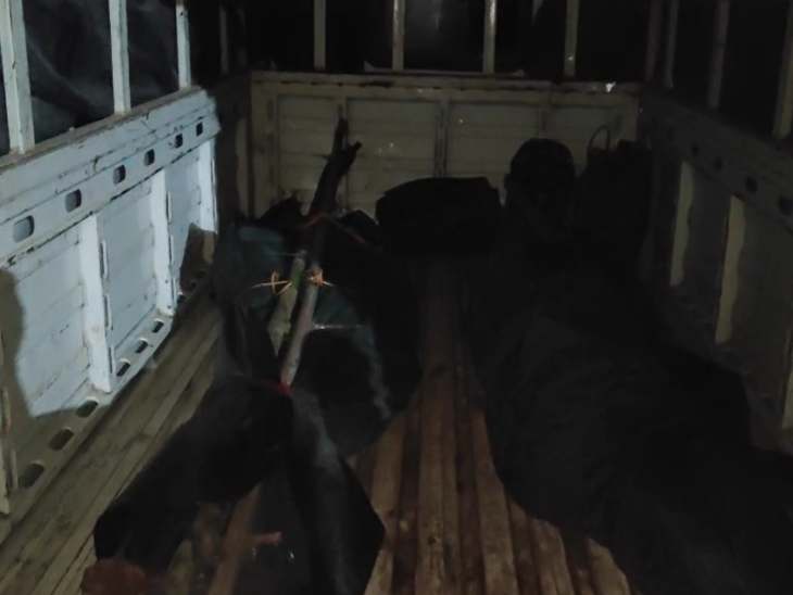 मुठभेड़ के बरामद शव को लेकर जवान जिला मुख्यालय पहुंचे।