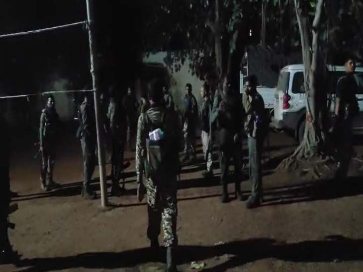 नक्सलियों से मुठभेड़ के बाद कैंप लौटे जवान।