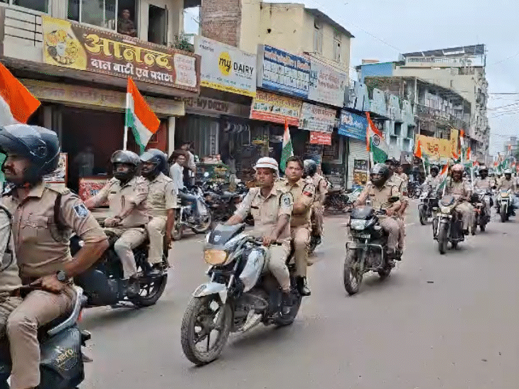 धार में पुलिसकर्मियों ने बाइक पर तिरंगा हाथ में लिए रैली निकाली।